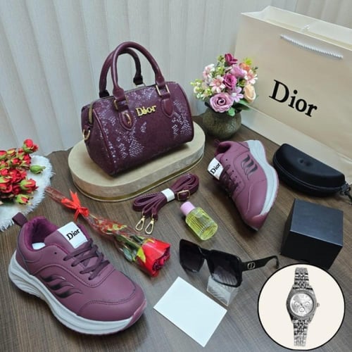 طقم هدية نسائي مع شوز رياضي