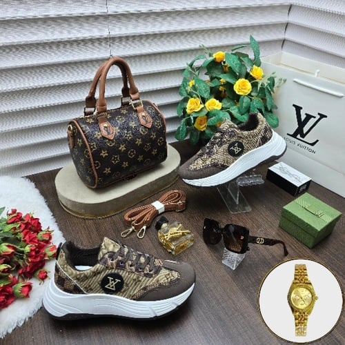 طقم نسائي فاخر شنطه وحذاء ونظارة وساعة