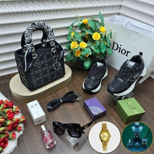 طقم نسائي فاخر من ديور - أناقة متكاملة للسيدة العص...