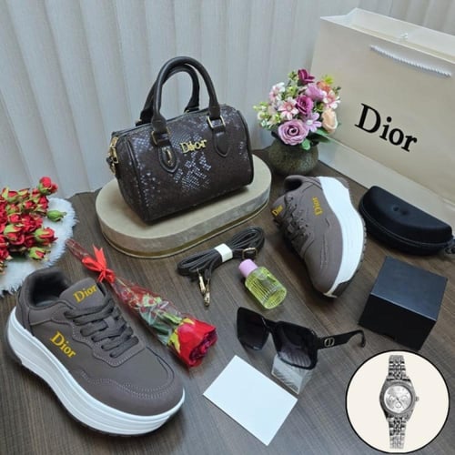 طقم هدية نسائي مع شوز رياضي