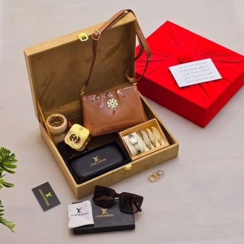 طقم هدايا نسائي فاخر شنطه وإكسسوارات وعطور