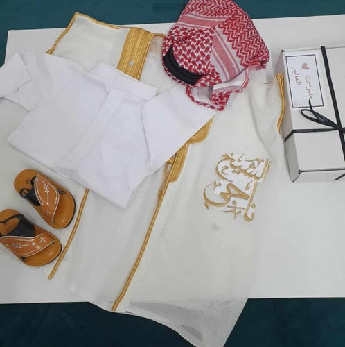 طقم سعودي فاخر للأولاد مع بشت مطرّز بالاسم – من 5...