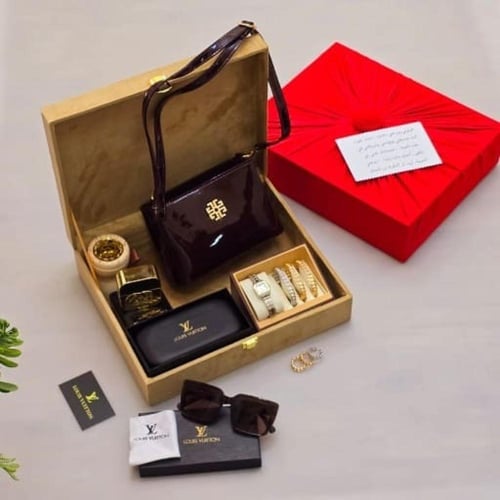 طقم هدايا نسائي فاخر شنطه وإكسسوارات وعطور