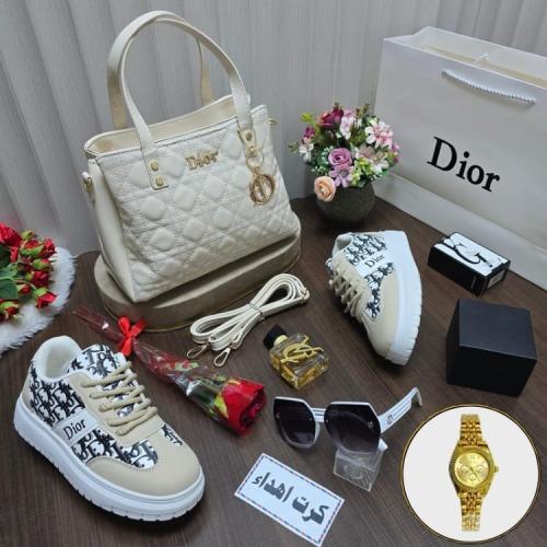 طقم نسائي أنيق مع حقيبة فاخرة وحذاء