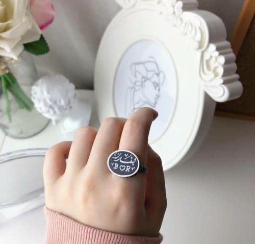 خاتم نقش الاسم الفضي الفاخر | تصميم أنيق ولمسة شخص...