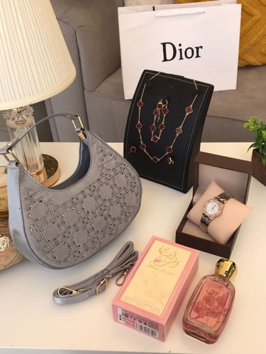 طقم نسائي شنطة مع سلسال واسواره وساعه وعطر