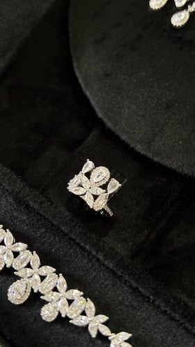 طقم بتصميم ورد مميز