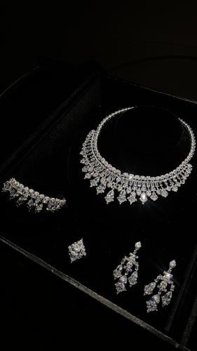 Luxurious set with a teardrop design