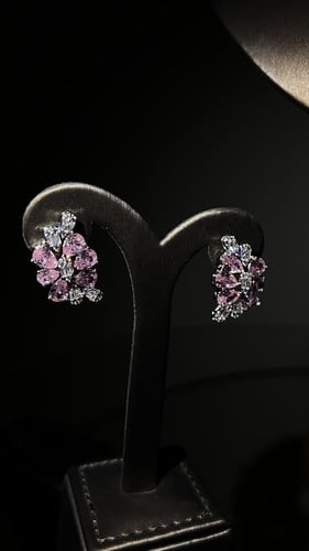 طقم بتصميم راقي نازل باللون الوردي