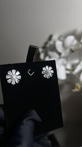 حلق أنيق بشكل ورد