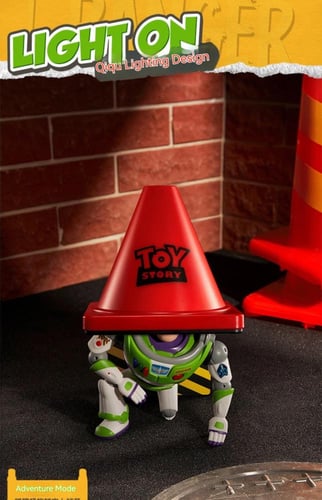 مجسم اضاءة باز يطير