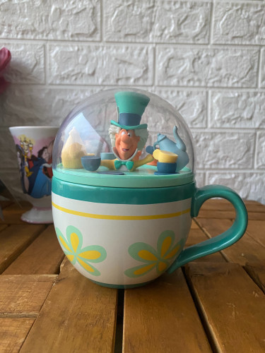 كوب اليس في بلاد العجائب