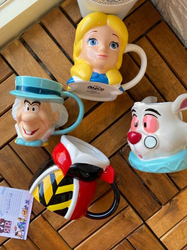 كوب اليس في بلاد العجائب