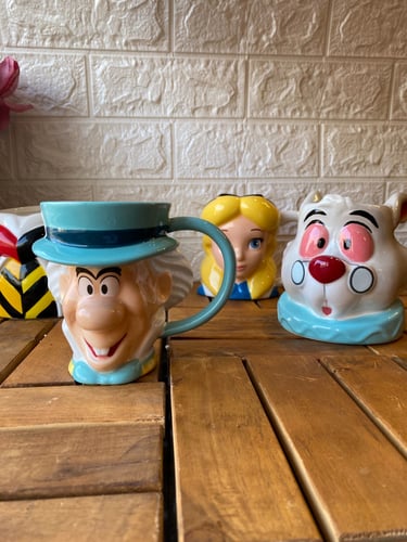 كوب اليس في بلاد العجائب