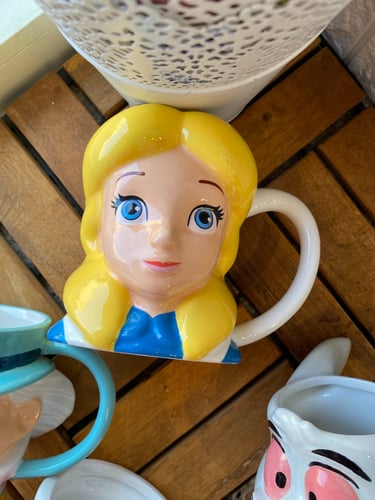 كوب اليس في بلاد العجائب