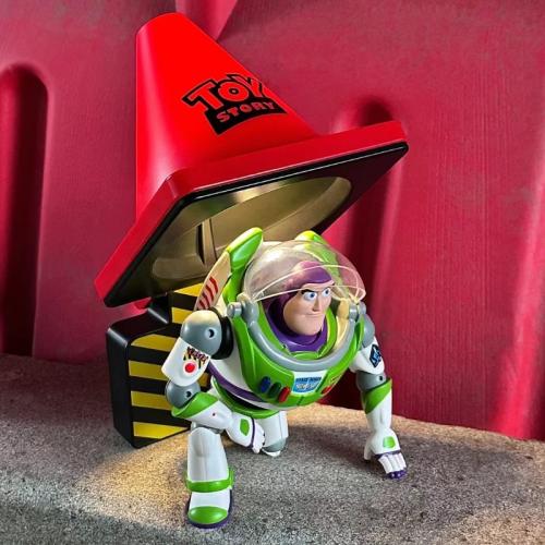 مجسم اضاءة باز يطير