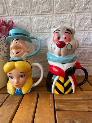 كوب اليس في بلاد العجائب