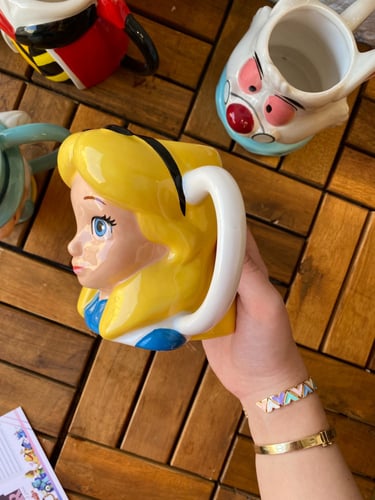 كوب اليس في بلاد العجائب