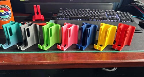 حامل سماعات داخل قمرة القيادة