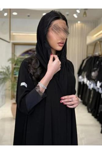 Generic Brands عباية من قماش كريب فاخر مع دانتيل مع طرحه مزينه بادتيل مع طقطق مخفي