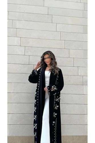 TREADY عباية سوداء بتطريز جانبي مزهر
