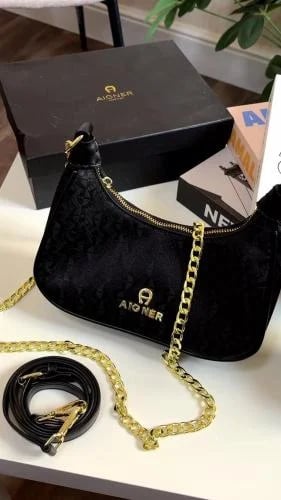 حقيبة كتف نسائية من ماركه اغنر تتميز باللون اسود