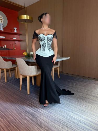 فستان سهرة بتصميم كورسيه والدانتيل المفرغ - أبيض وأسود