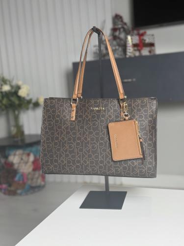 كالفن كلتين سجنشر توت مع محفظه اي دي Calvin klein tote brown signature with wallet
