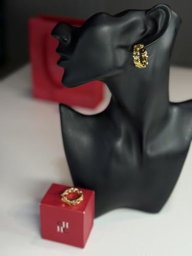 حلق كارولينا لوب سجنشر ذهبي Carolina Herrera logo...