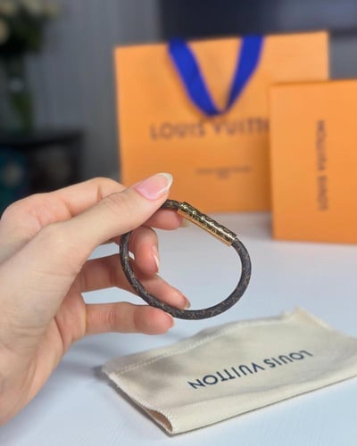اسوار لويس فيتون M8274E Pulsera LV Confidential كل...