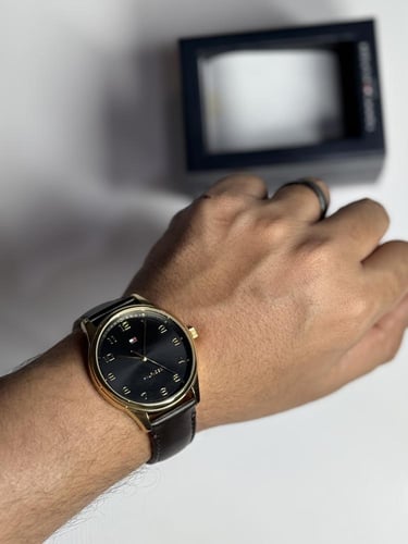 تومي كلاسيك جلد محروق مع مينا ذهبية