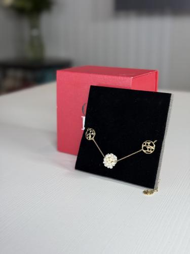 اسوار كارولينا هريرا ذهبي بمجموعه من الؤلؤ المجموع...