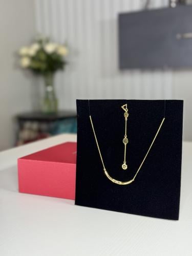 سلسلة كارولينا المطليه بالذهب بشعار كاولينا المرصع...