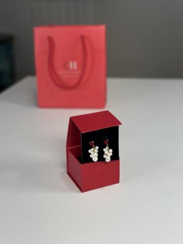 حلق كارولينا لولو متدلي بحجر على شكل قلب احمر- ch...