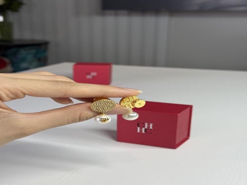 حلق كارولينا هريرا مطلي بالذهب ومرصع بالكريستال مع...