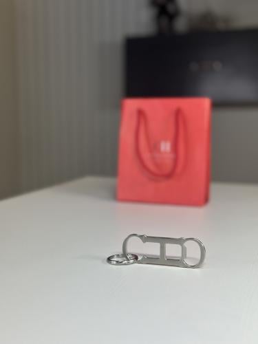 ميدالية كارولينا رجاليه بشعار ومفك - فضي