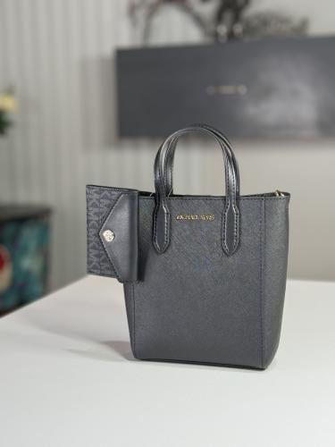 مايكل كورس شنطة فنسنت اكسترا سمول مع محفظة بلون اس...