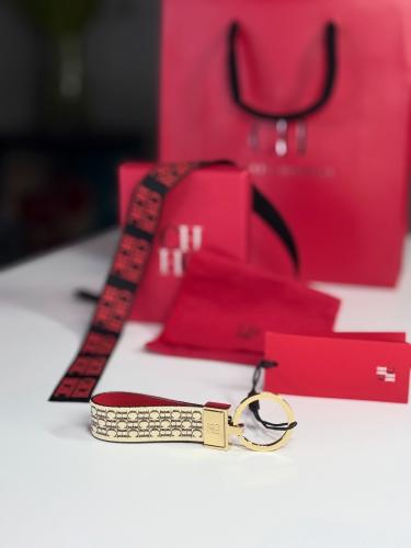 كارولينا هريرا جولد كراميل ميدالية