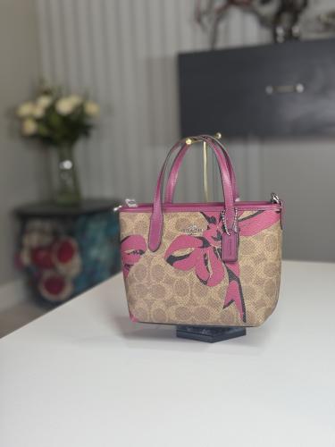 شنطة كوتش ميني سيتي توت ليميتد ادشن بربطات (باو) C...