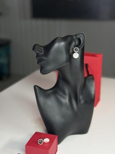 حلق كارولينا هريرا ياسمين متدلي ناعم باللولو وشعار...