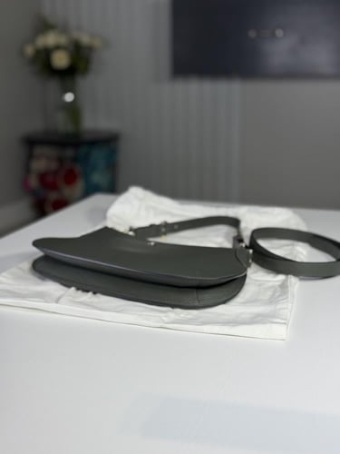 اجنر شنطة كتف هوبو ديليا Delia S Hobo bag grained...