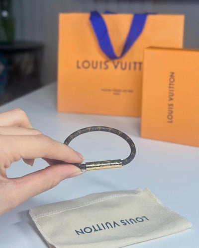 اسوار لويس فيتون M8274E Pulsera LV Confidential كل...