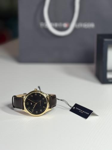 تومي كلاسيك جلد محروق مع مينا ذهبية