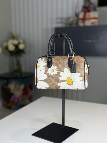 كوتش ميني روان سجنشر بطبعة ورد COACH CZ596 Signature Floral Print Mini Rowan
