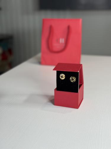 كارولينا هريرا ستود لوقو ذهبي ch gold stud logo