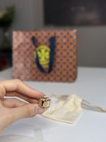 خاتم توري برتش رفيع بعلامة توري لوقو tory burch go...