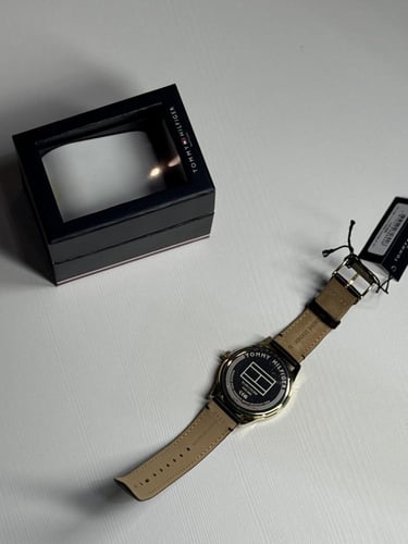 تومي كلاسيك جلد محروق مع مينا ذهبية