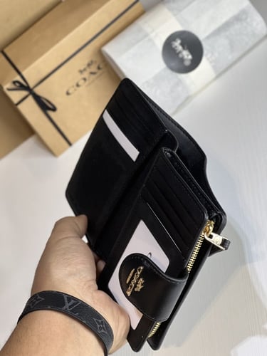 محفظة كوتش النسائية