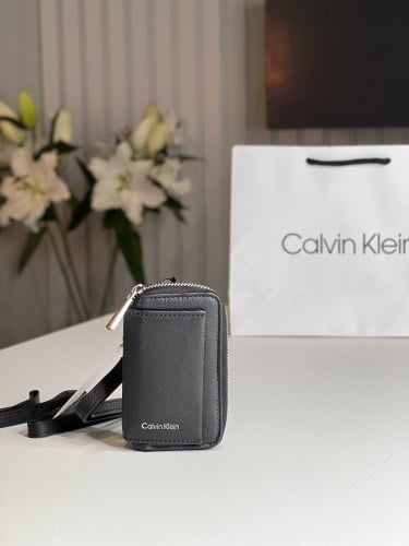 كالفن كلاين محفظة بطايق بتعليقه