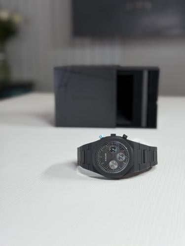 ساعة دي ون ميلانو بلاك كروم خفيفه بتفاصيل بلون ازر...